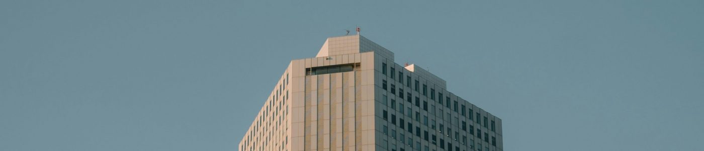 Immeuble moderne abritant des cabinets de professionnels.